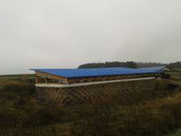 Hotová střecha s modrým plechem